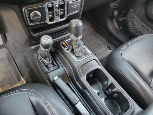 Used 2022 Jeep Wrangler Unlimited Sahara w/ Cold Weather Group AWD/4WD image 16