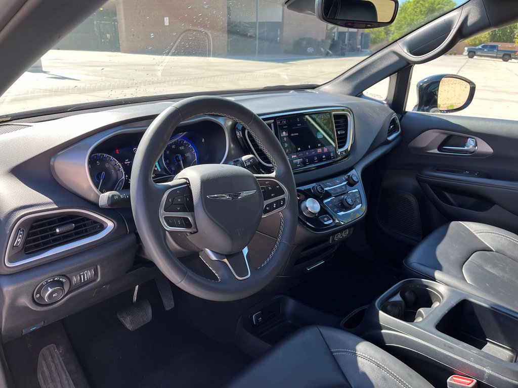 Certified 2025 Chrysler Pacifica Select FWD image 12