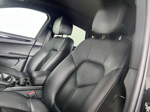 Certified 2022 Porsche Macan S AWD/4WD image 4