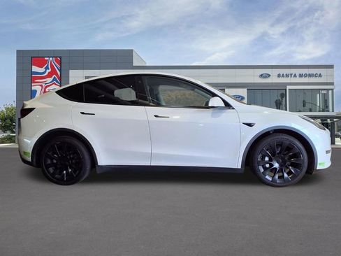 Used 2022 Tesla Model Y Long Range AWD/4WD image 24