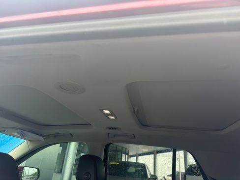 Used 2020 Chevrolet Traverse LT w/ LT Premium Package FWD image 9