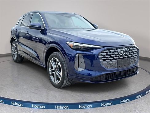 Certified 2025 Audi Q5 Premium w/ Convenience Package image 3