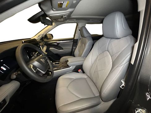 New 2026 Toyota Highlander Platinum image 9