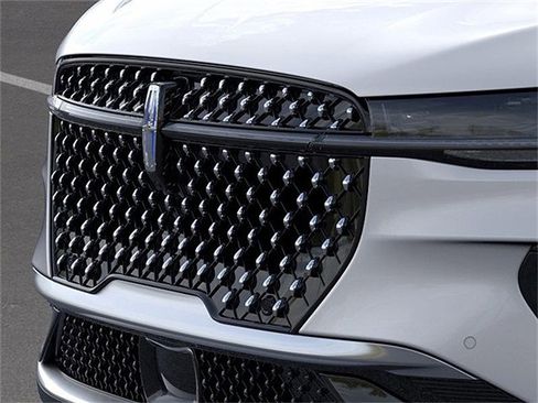 New 2025 Lincoln Nautilus Premier image 17