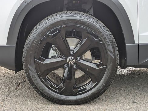 Used 2025 Volkswagen Taos SE image 38