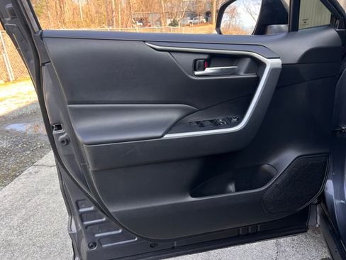 Used 2020 Toyota RAV4 XLE image 10