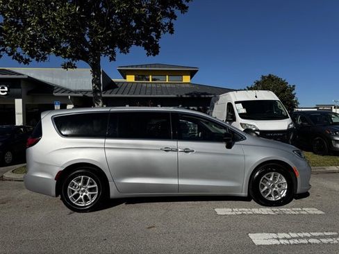 Used 2024 Chrysler Pacifica Touring-L image 8