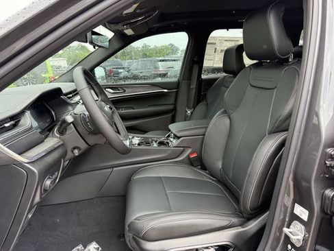 New 2025 Jeep Grand Cherokee Overland w/ Luxury Tech Group IV AWD/4WD image 15