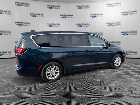 Used 2023 Chrysler Pacifica Touring-L image 5