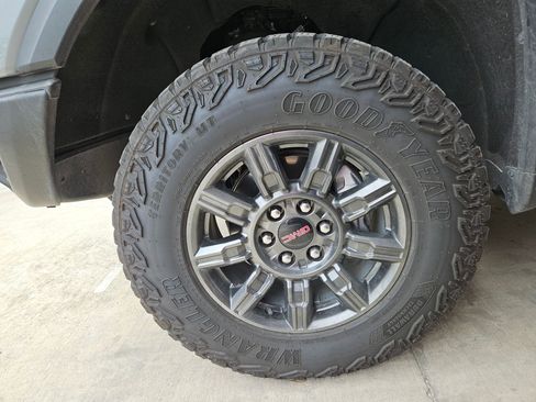 Used 2024 GMC Sierra 1500 AT4X image 10