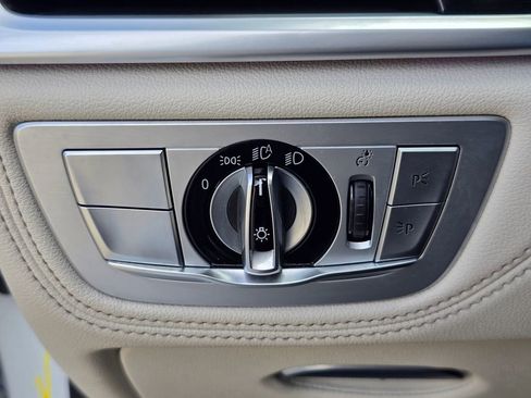 Used 2021 BMW 740i w/ Premium Package image 25