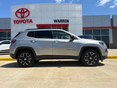Used 2022 Jeep Compass Latitude w/ Convenience Group AWD/4WD image 3