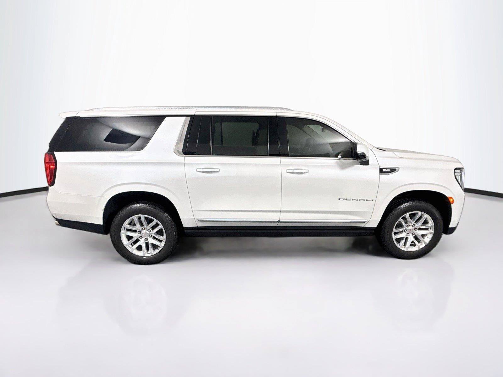 Used 2022 GMC Yukon XL Denali w/ Denali Ultimate Package AWD/4WD image 7