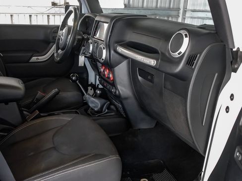 Used 2016 Jeep Wrangler Unlimited Sahara w/ Connectivity Group AWD/4WD image 12