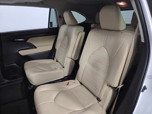 Used 2023 Toyota Highlander XLE image 17