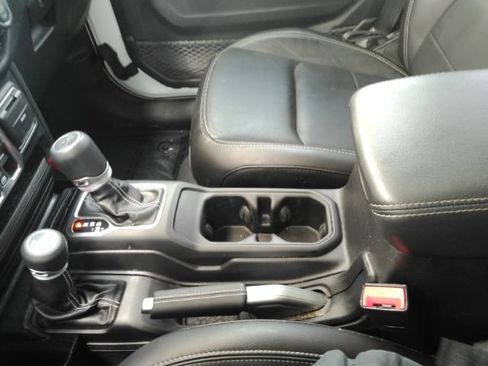 Used 2019 Jeep Wrangler Unlimited Sahara AWD/4WD image 39