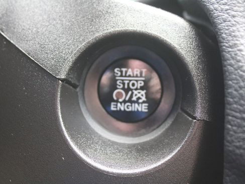 Used 2018 Jeep Compass Latitude FWD image 31