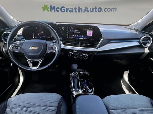 Used 2025 Chevrolet Trax LT w/ LT Convenience Package FWD image 9