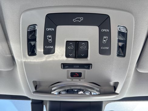 Used 2025 Toyota Sienna XLE image 23