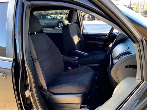 Used 2020 Dodge Grand Caravan SE image 8