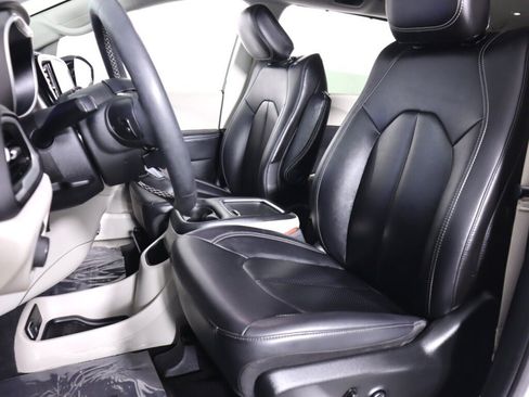 Used 2024 Chrysler Pacifica Touring-L FWD image 30