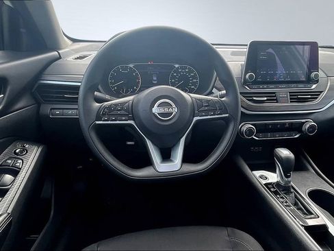 Used 2025 Nissan Altima 2.5 SV image 9