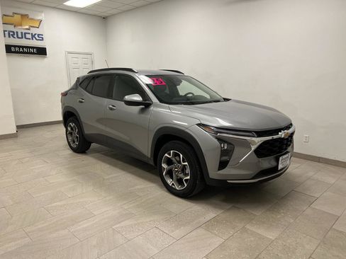Used 2025 Chevrolet Trax LT FWD image 6