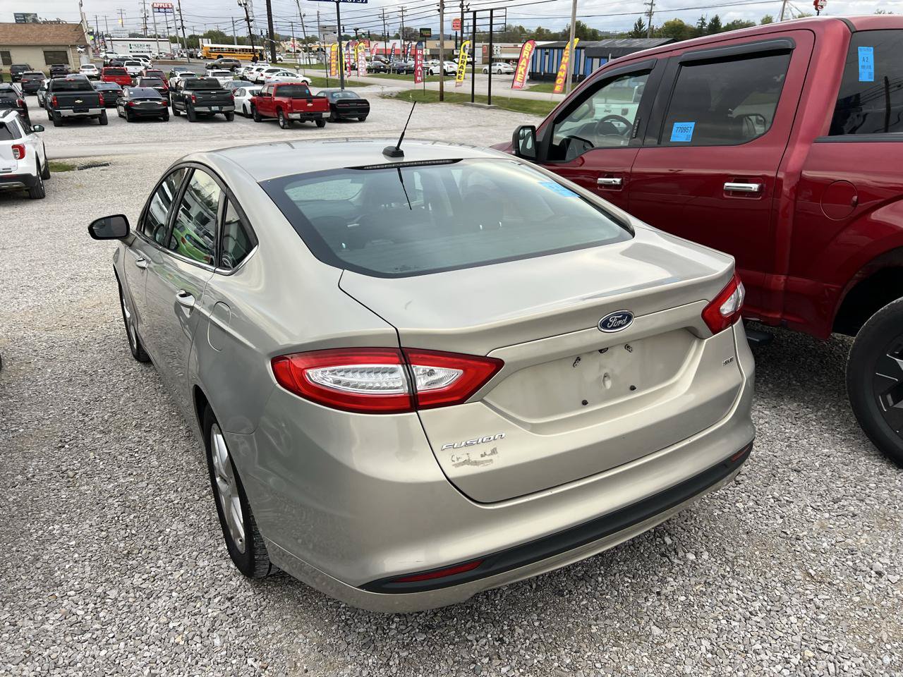 Used 2015 Ford Fusion SE FWD image 3