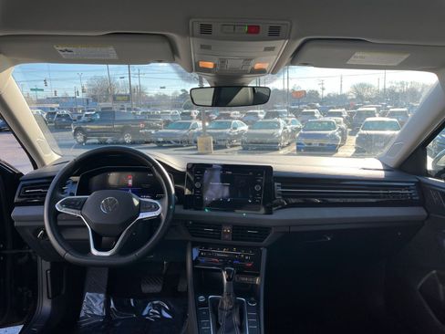 Used 2025 Volkswagen Jetta SE image 27