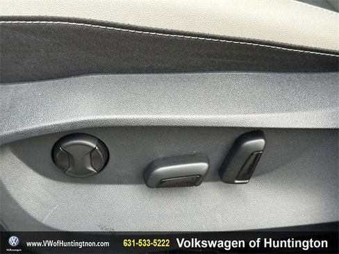 Certified 2025 Volkswagen Taos SE w/ Panoramic Sunroof Package image 16