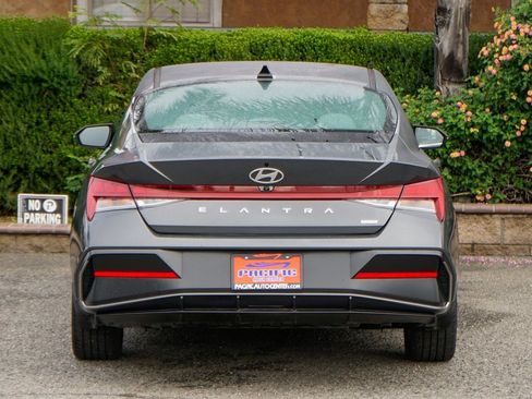 Used 2025 Hyundai Elantra Limited image 6