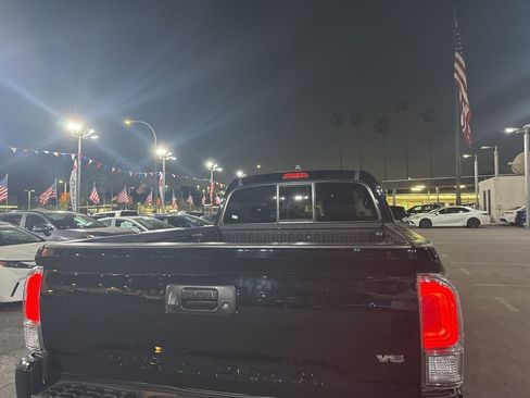 Used 2022 Toyota Tacoma TRD Sport w/ TRD Premium Sport Package image 10