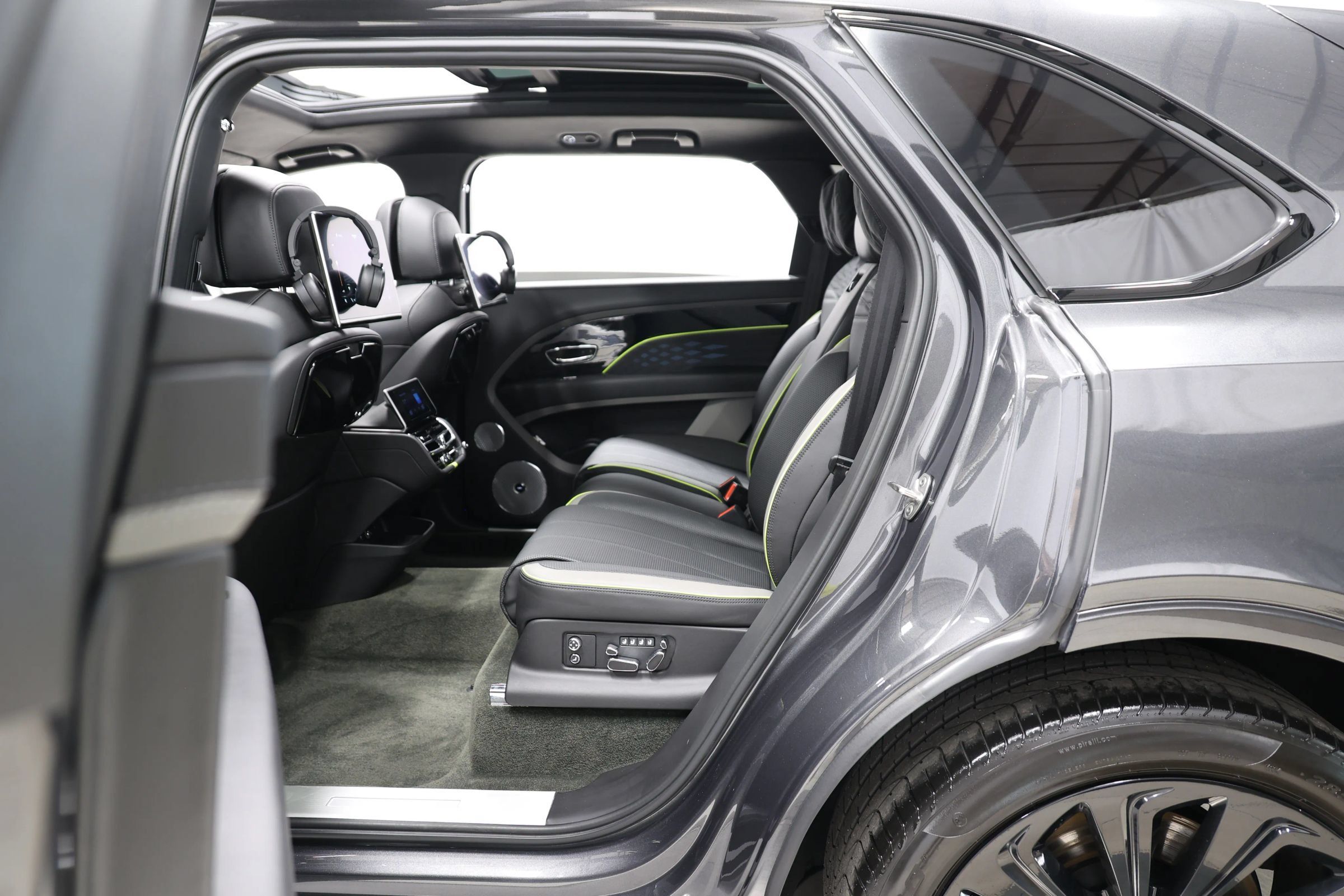Used 2023 Bentley Bentayga Extended Wheelbase AWD/4WD image 61