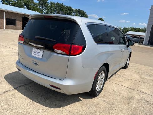 Used 2022 Chrysler Voyager LX FWD image 5