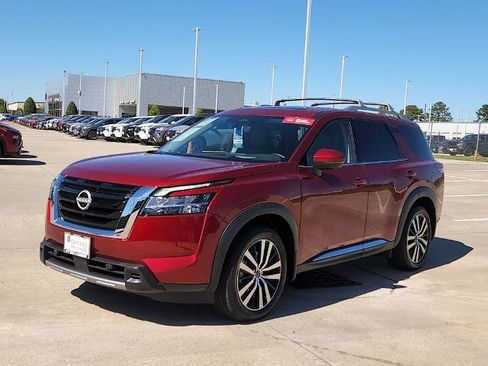Certified 2024 Nissan Pathfinder Platinum image 3