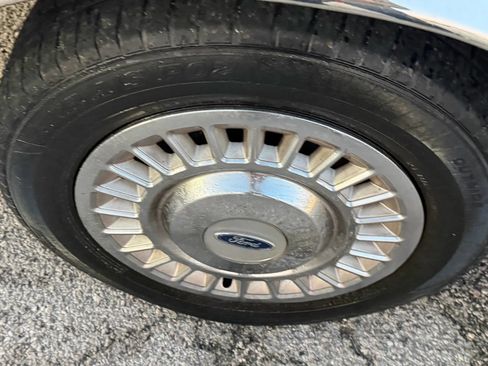 Used 2001 Ford Crown Victoria RWD image 24