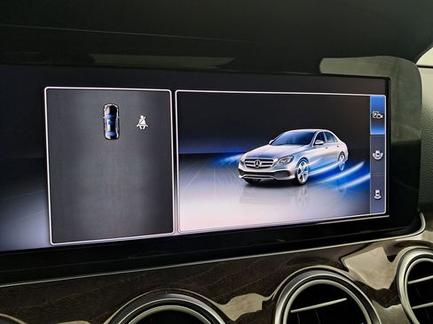 Used 2018 Mercedes-Benz E 400 4MATIC Sedan image 18