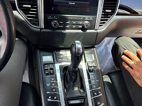 Used 2018 Porsche Macan AWD/4WD image 4