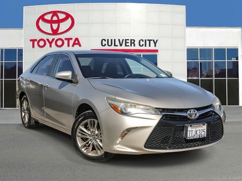 Used 2015 Toyota Camry SE FWD image 1