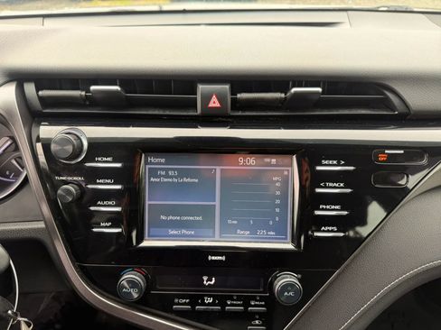 Used 2020 Toyota Camry SE FWD image 18