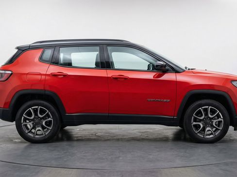 Used 2025 Jeep Compass Trailhawk image 11