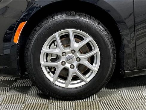 Used 2022 Chrysler Pacifica Touring-L image 8