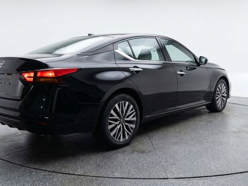 Used 2025 Nissan Altima 2.5 SV FWD image 9
