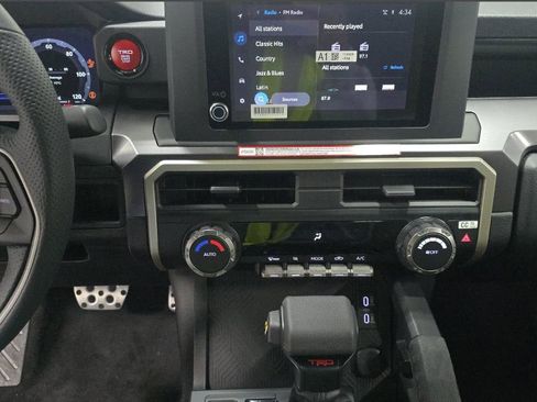 Used 2025 Toyota Tacoma TRD Sport image 9