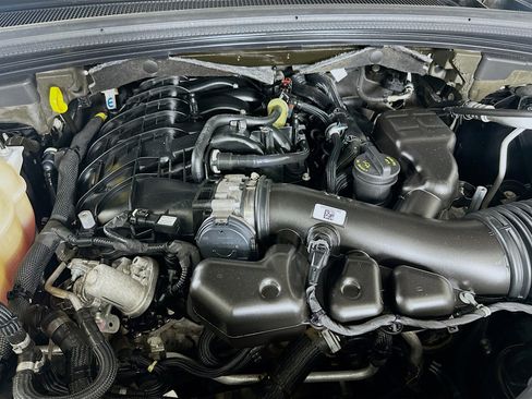 Used 2022 Jeep Grand Cherokee Laredo w/ Luxury Tech Group I AWD/4WD image 32