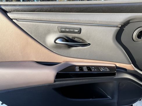 Used 2023 Lexus ES 350 w/ Premium Package image 13