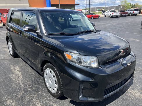 Used 2012 Scion xB FWD image 1