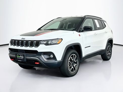 Used 2025 Jeep Compass Trailhawk AWD/4WD image 3
