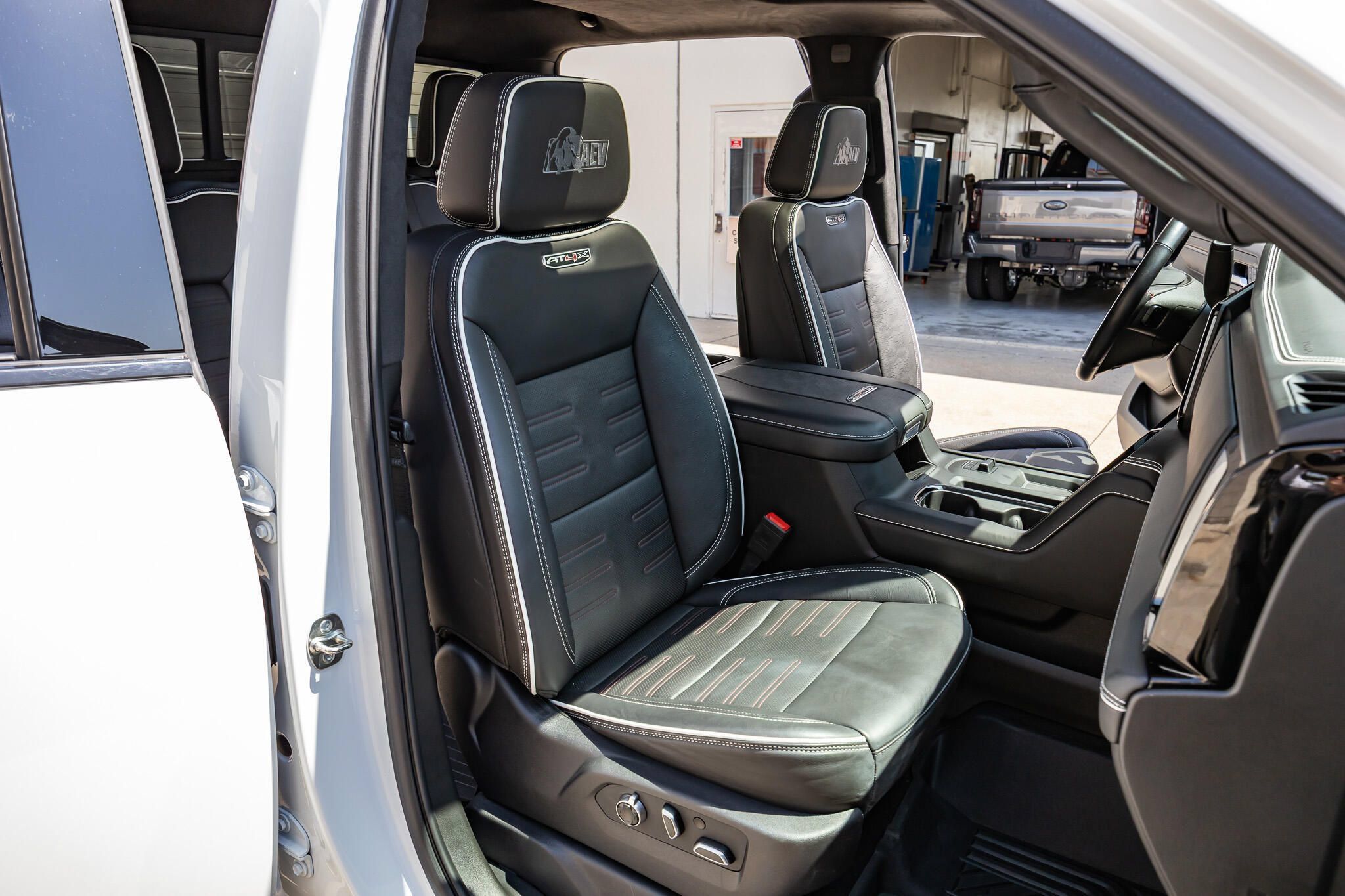 Used 2025 GMC Sierra 2500 AT4X w/ AT4X AEV Edition AWD/4WD image 32