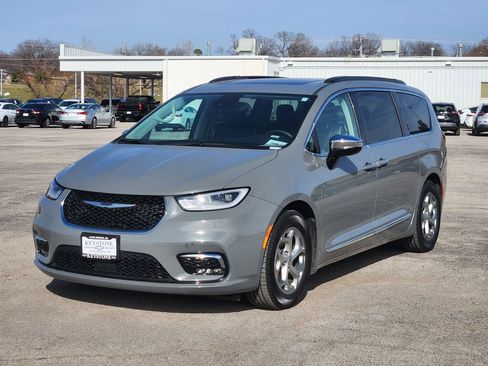 Used 2023 Chrysler Pacifica Limited image 3